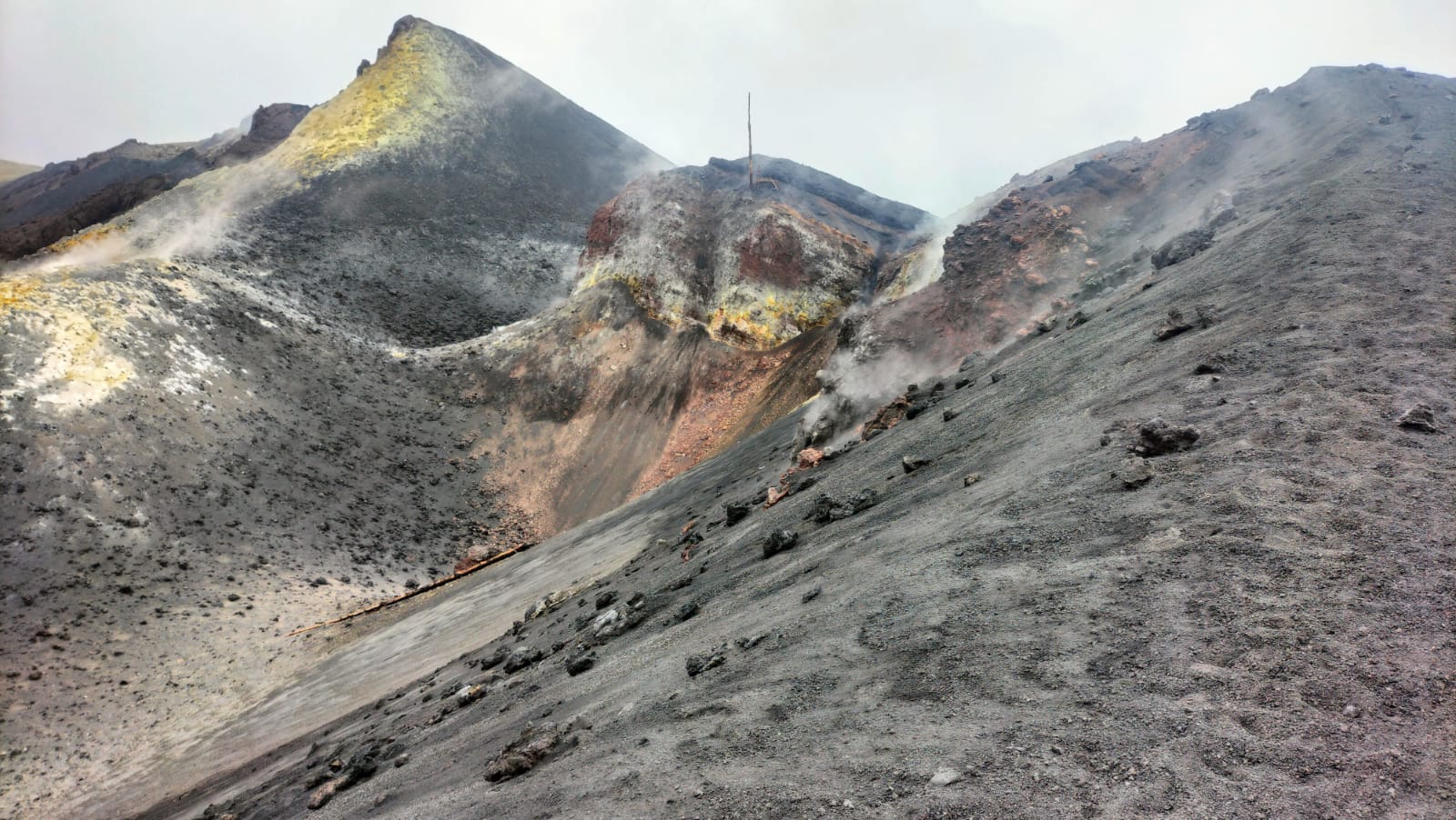 Ruta de senderismo al borde del cráter del volcán Tajogaite La Palma